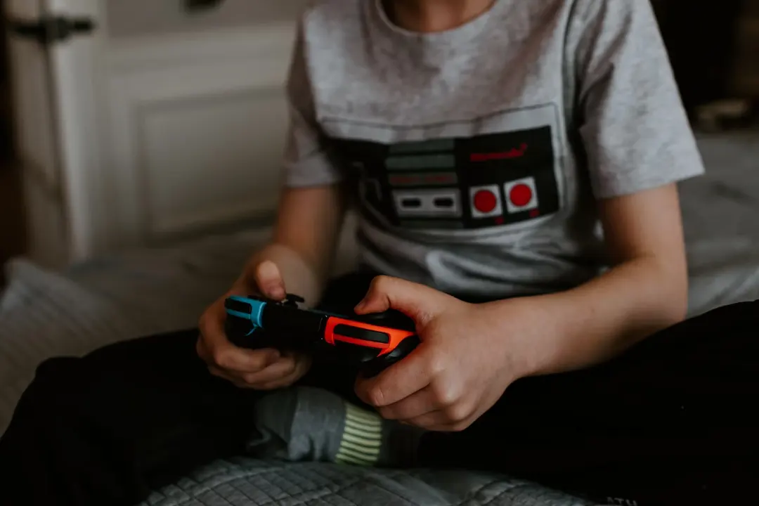 kid playing nintendo switch